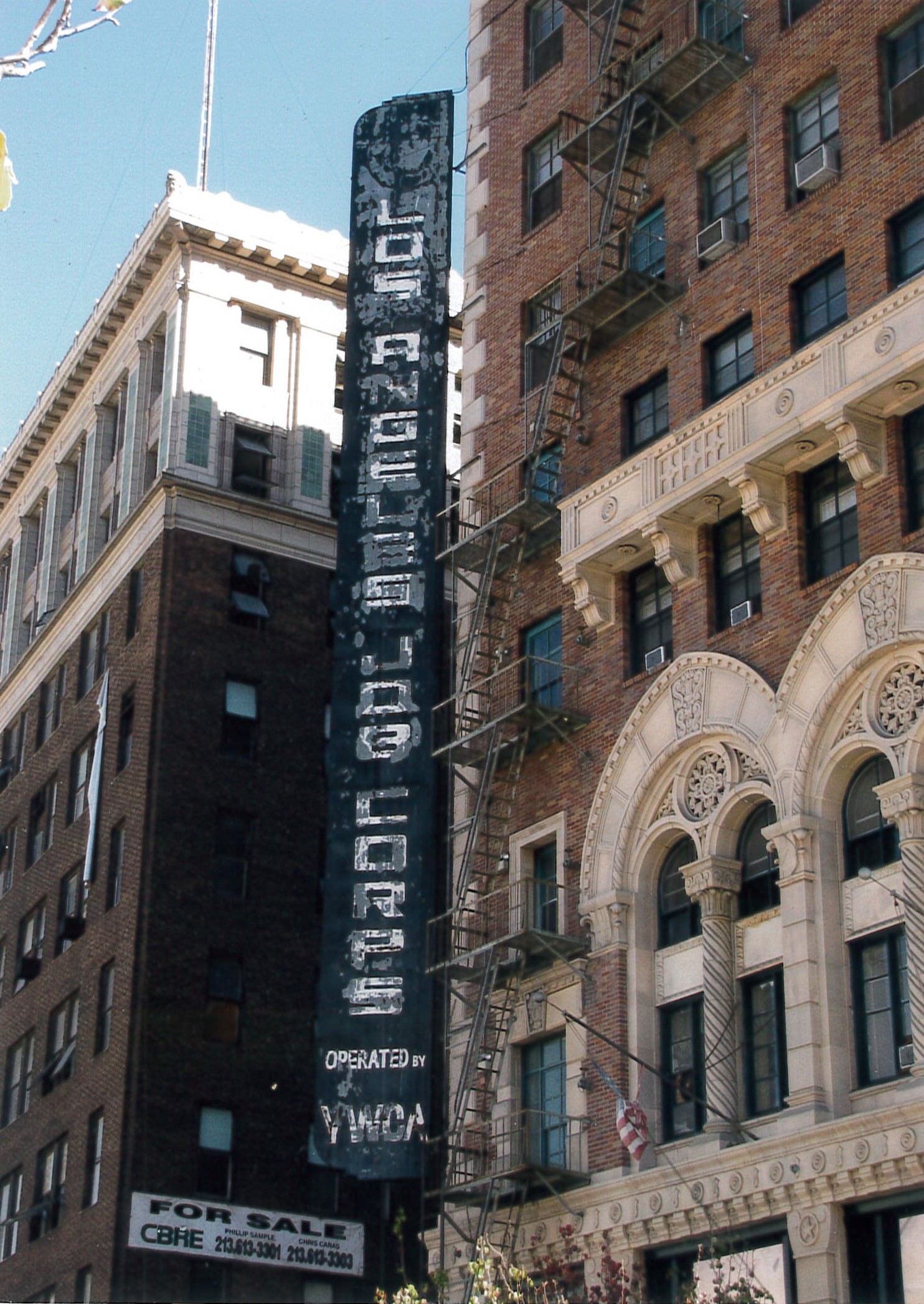 Damaged vertical sign 